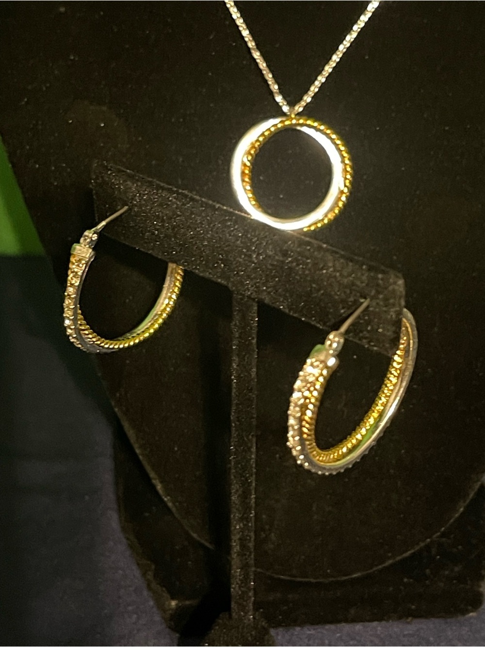 Vintage Avon Two-toned Eternity Circle Necklace Gift Set - Picture 4 of 5